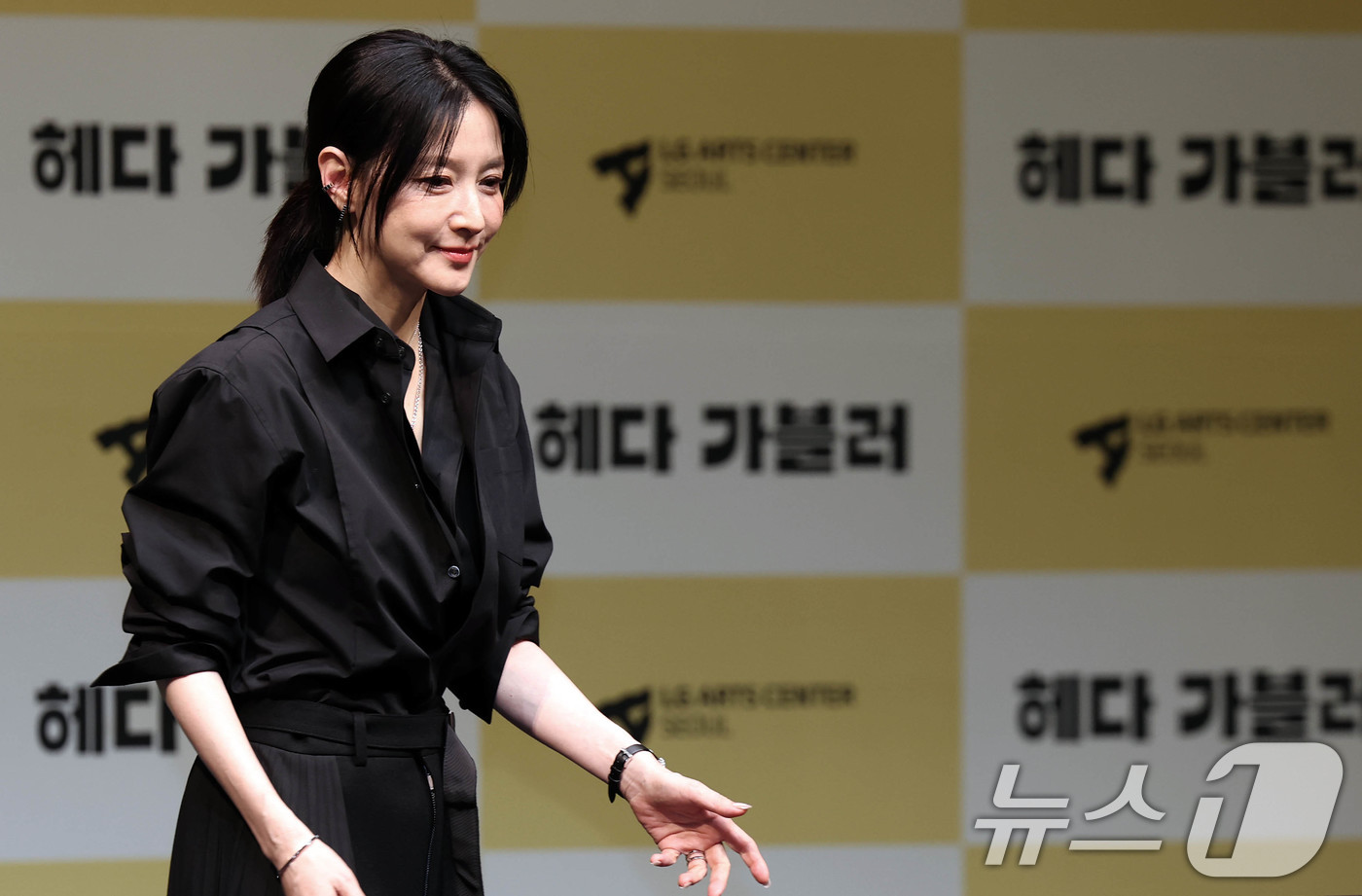 (서울=뉴스1) 오대일 기자 = 32년 만에 연극 무대에 복귀하는 배우 이영애가 8일 오후 서울 강서구 LG아트센터에서 열린 연극 ‘헤다 가블러’(연출 전인철) 제작발표회에 참석해 …