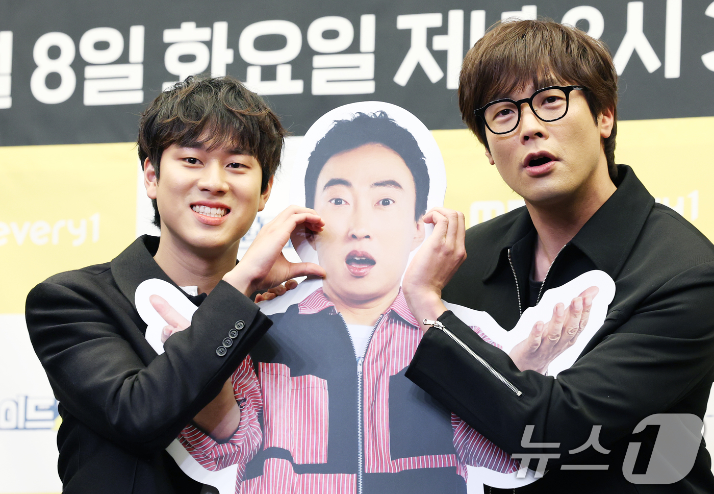 (서울=뉴스1) 권현진 기자 = 가수 이무진과 배우 최다니엘(오른쪽)이 8일 오후 서울 마포구 상암동 스탠포드호텔에서 열린 MBC every1 '위대한 가이드2' 제작발표회에 참석 …