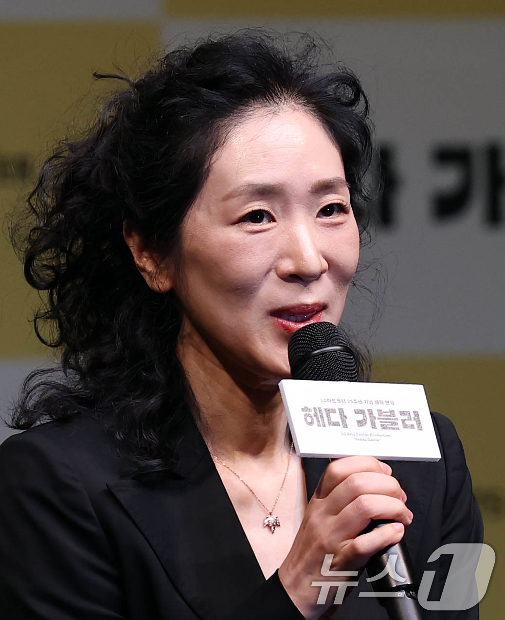 (서울=뉴스1) 오대일 기자 = 배우 백지원이 8일 오후 서울 강서구 LG아트센터에서 열린 연극 ‘헤다 가블러’(연출 전인철) 제작발표회에서 인사말을 하고 있다.세계적인 극작가 헨 …