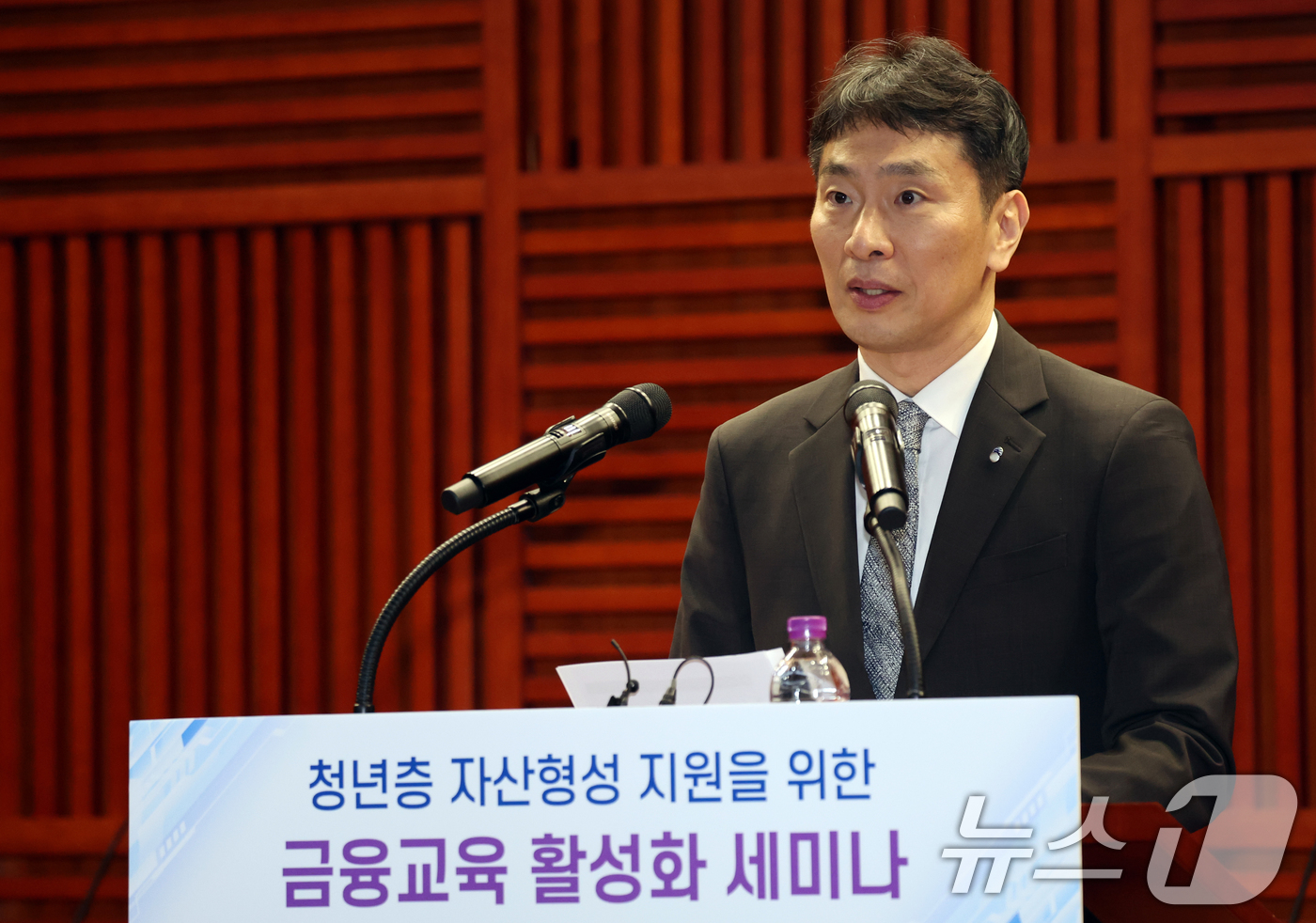 (서울=뉴스1) 김명섭 기자 = 이복현 금육감독원장이 8일 서울 여의도 금융투자협회에서 열린 청년층 자산형성 지원을 위한 금융교육 활성화 세미나에서  모두 발언을 하고 있다 202 …