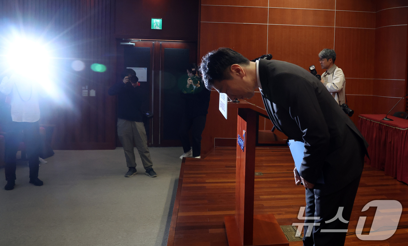 (서울=뉴스1) 김명섭 기자 = 이복현 금육감독원장이 8일 서울 여의도 금융투자협회에서 열린 청년층 자산형성 지원을 위한 금융교육 활성화 세미나에서 인사를 하고 있다 2025.4. …