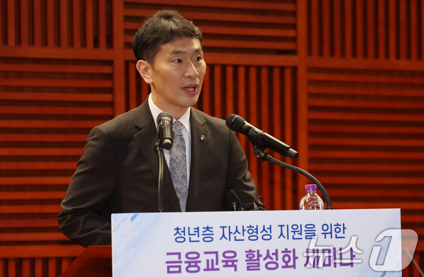 (서울=뉴스1) 김명섭 기자 = 이복현 금육감독원장이 8일 서울 여의도 금융투자협회에서 열린 청년층 자산형성 지원을 위한 금융교육 활성화 세미나에서  모두 발언을 하고 있다 202 …
