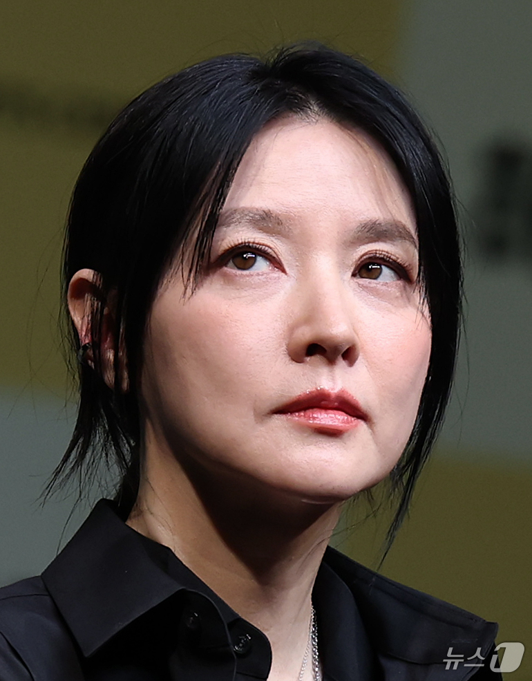 (서울=뉴스1) 오대일 기자 = 32년 만에 연극 무대에 복귀하는 배우 이영애가 8일 오후 서울 강서구 LG아트센터에서 열린 연극 ‘헤다 가블러’(연출 전인철) 제작발표회에 참석해 …