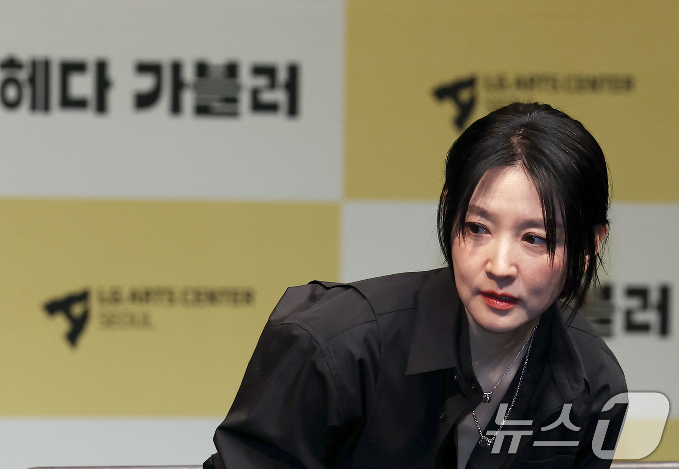 (서울=뉴스1) 오대일 기자 = 32년 만에 연극 무대에 복귀하는 배우 이영애가 8일 오후 서울 강서구 LG아트센터에서 열린 연극 ‘헤다 가블러’(연출 전인철) 제작발표회에 참석해 …