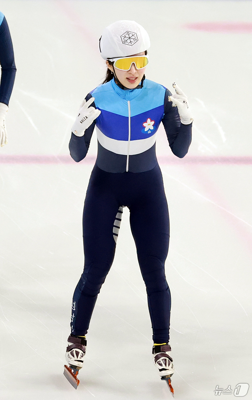 (서울=뉴스1) 김진환 기자 = 8일 서울 양천구 목동실내빙상장에서 열린 2025/26시즌 쇼트트랙 국가대표 1차 선발대회 여자부 500m 결승에서 김길리(가운데)가 1위로 결승선 …