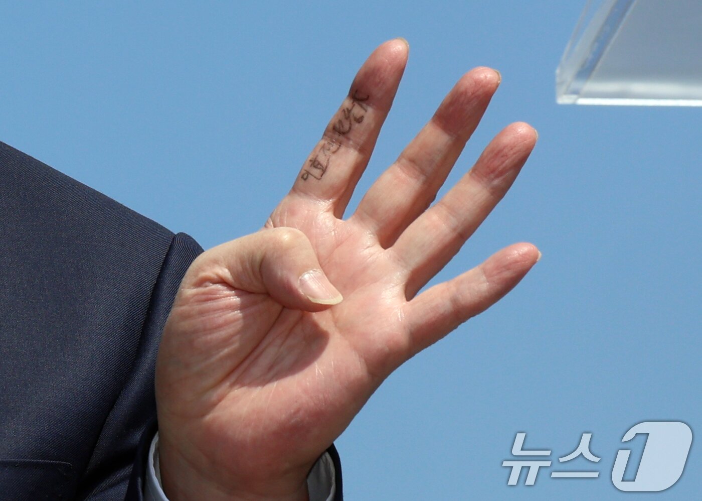 본문 이미지 - 안철수 국민의힘 국회의원이 8일 서울 광화문 이순신 동상 앞에서 제21대 대통령 선거 출마 기자회견을 하고 있다. 2025.4.8/뉴스1 ⓒ News1 김명섭 기자