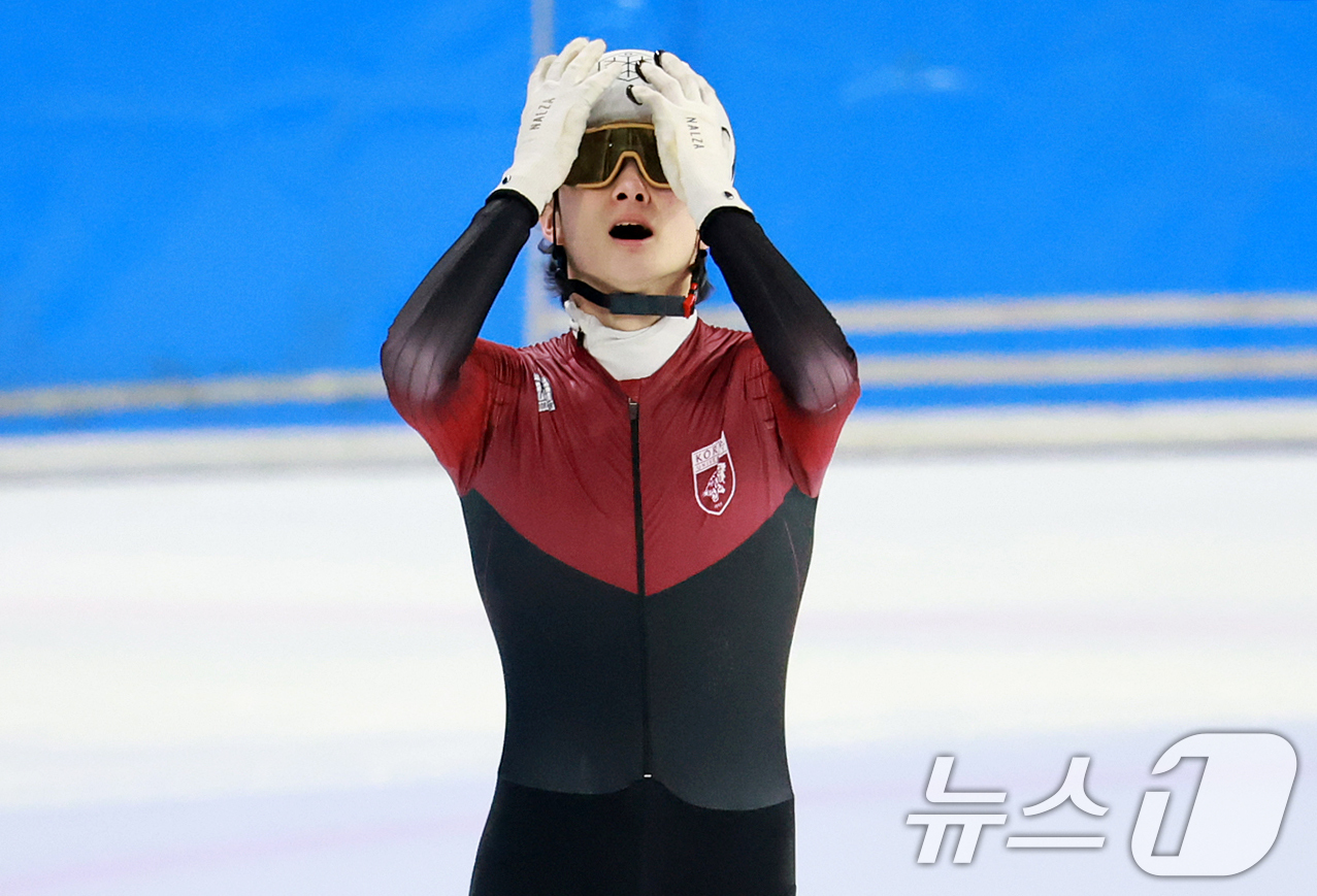 (서울=뉴스1) 김진환 기자 = 8일 서울 양천구 목동실내빙상장에서 열린 2025/26시즌 쇼트트랙 국가대표 1차 선발대회 남자부 500m 결승에서 신동민이 1위로 결승선을 통과 …