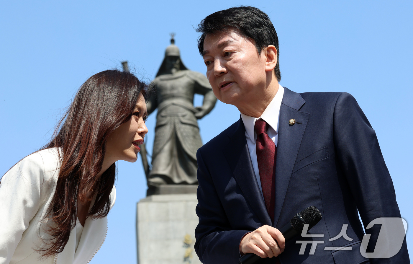 (서울=뉴스1) 김명섭 기자 = 안철수 국민의힘 국회의원이 8일 서울 광화문 이순신 동상 앞에서 제21대 대통령 선거 출마 기자회견을 도중 이효진 대변인과 대화를 하고 있다.이날 …