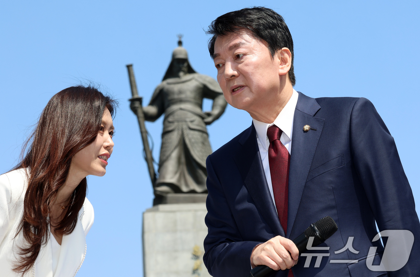 (서울=뉴스1) 김명섭 기자 = 안철수 국민의힘 국회의원이 8일 서울 광화문 이순신 동상 앞에서 제21대 대통령 선거 출마 기자회견을 도중 이효진 대변인과 대화를 하고 있다. 이날 …