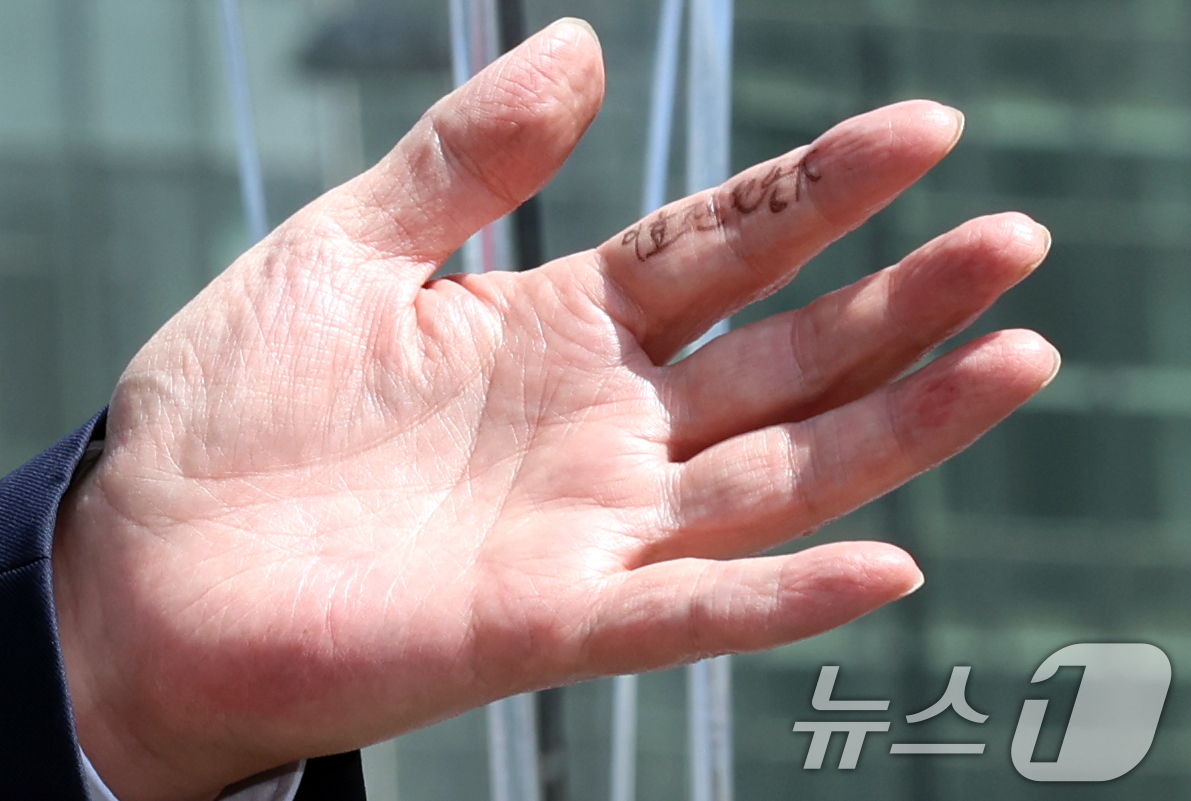 (서울=뉴스1) 김명섭 기자 = 안철수 국민의힘 국회의원이 8일 서울 광화문 이순신 동상 앞에서 제21대 대통령 선거 출마 기자회견을 하고 있다.이날 안 의원은 '이효진 원광대'라 …