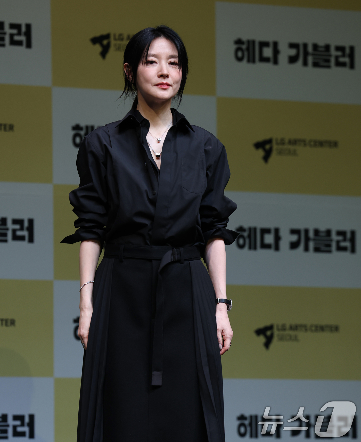 (서울=뉴스1) 오대일 기자 = 32년 만에 연극 무대에 복귀하는 배우 이영애가 8일 오후 서울 강서구 LG아트센터에서 열린 연극 ‘헤다 가블러’(연출 전인철) 제작발표회에서 포즈 …