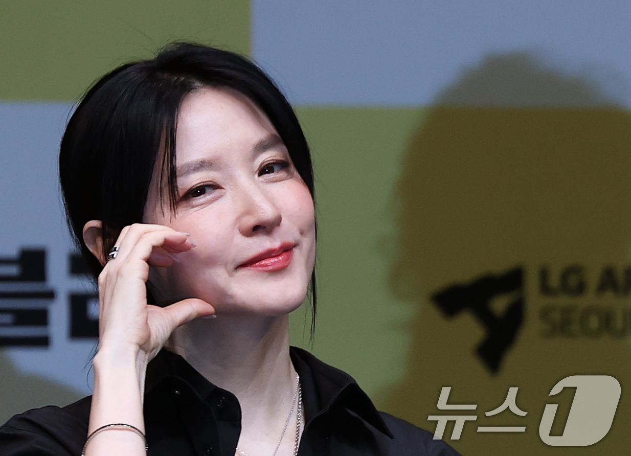 (서울=뉴스1) 오대일 기자 = 32년 만에 연극 무대에 복귀하는 배우 이영애가 8일 오후 서울 강서구 LG아트센터에서 열린 연극 ‘헤다 가블러’(연출 전인철) 제작발표회에서 포즈 …