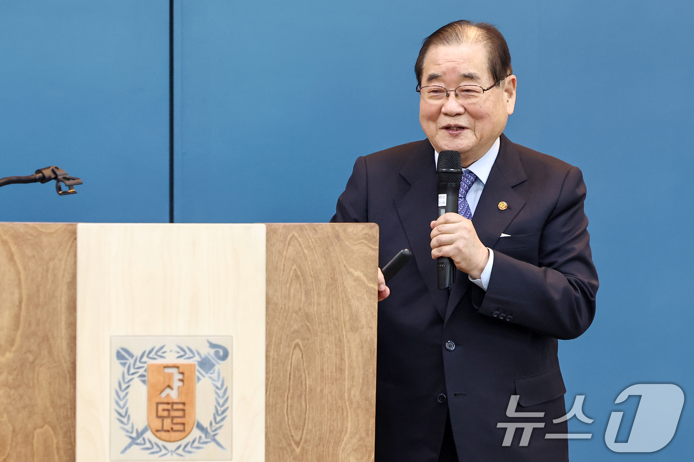 (서울=뉴스1) 민경석 기자 = 이종찬 광복회 회장이 8일 오후 서울 관악구 서울대학교 국제대학원에서 열린 서울대 김구 포럼 출범 기념 강연회에서 '내가 아는 백범 김구 선생'을 …