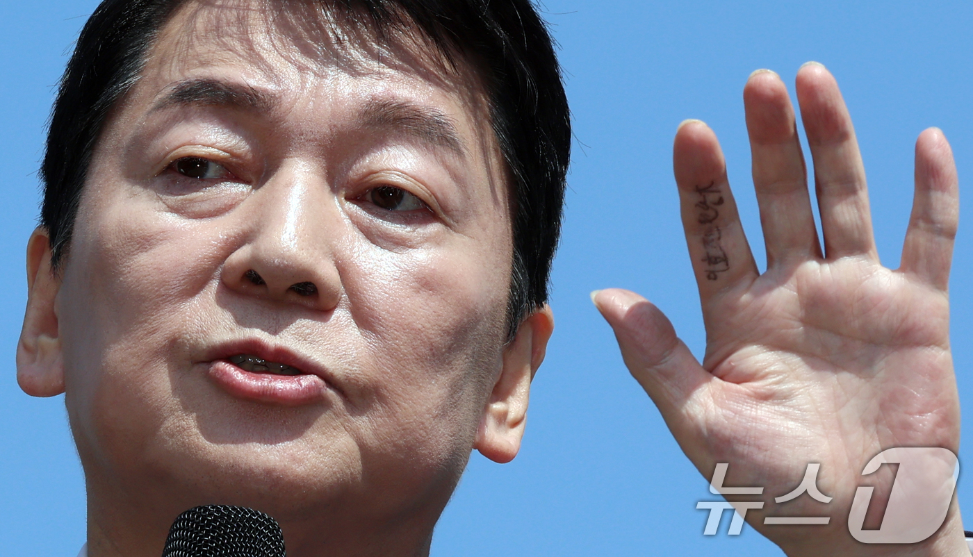 (서울=뉴스1) 김명섭 기자 = 안철수 국민의힘 국회의원이 8일 서울 광화문 이순신 동상 앞에서 제21대 대통령 선거 출마 기자회견을 하고 있다.이날 안 의원은 '이효진 원광대'라 …