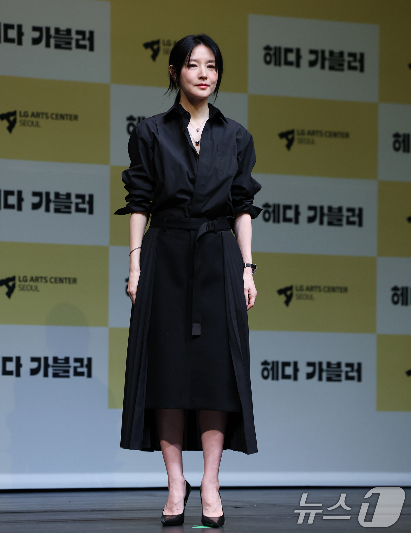 (서울=뉴스1) 오대일 기자 = 32년 만에 연극 무대에 복귀하는 배우 이영애가 8일 오후 서울 강서구 LG아트센터에서 열린 연극 ‘헤다 가블러’(연출 전인철) 제작발표회에서 포즈 …