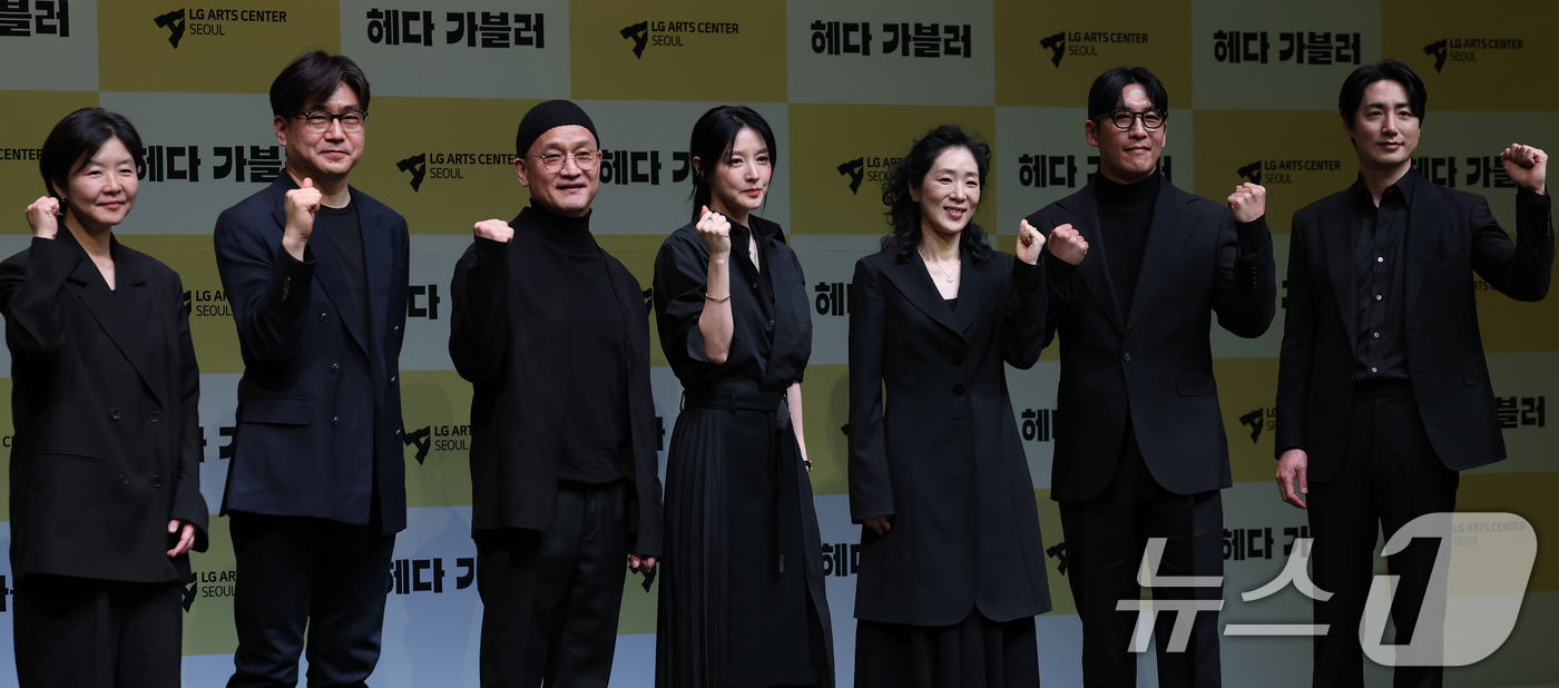 (서울=뉴스1) 오대일 기자 = 8일 오후 서울 강서구 LG아트센터에서 열린 연극 ‘헤다 가블러’(연출 전인철) 제작발표회에서 제작진과 배우들이 포즈를 취하고 있다. 왼쪽부터 이현 …