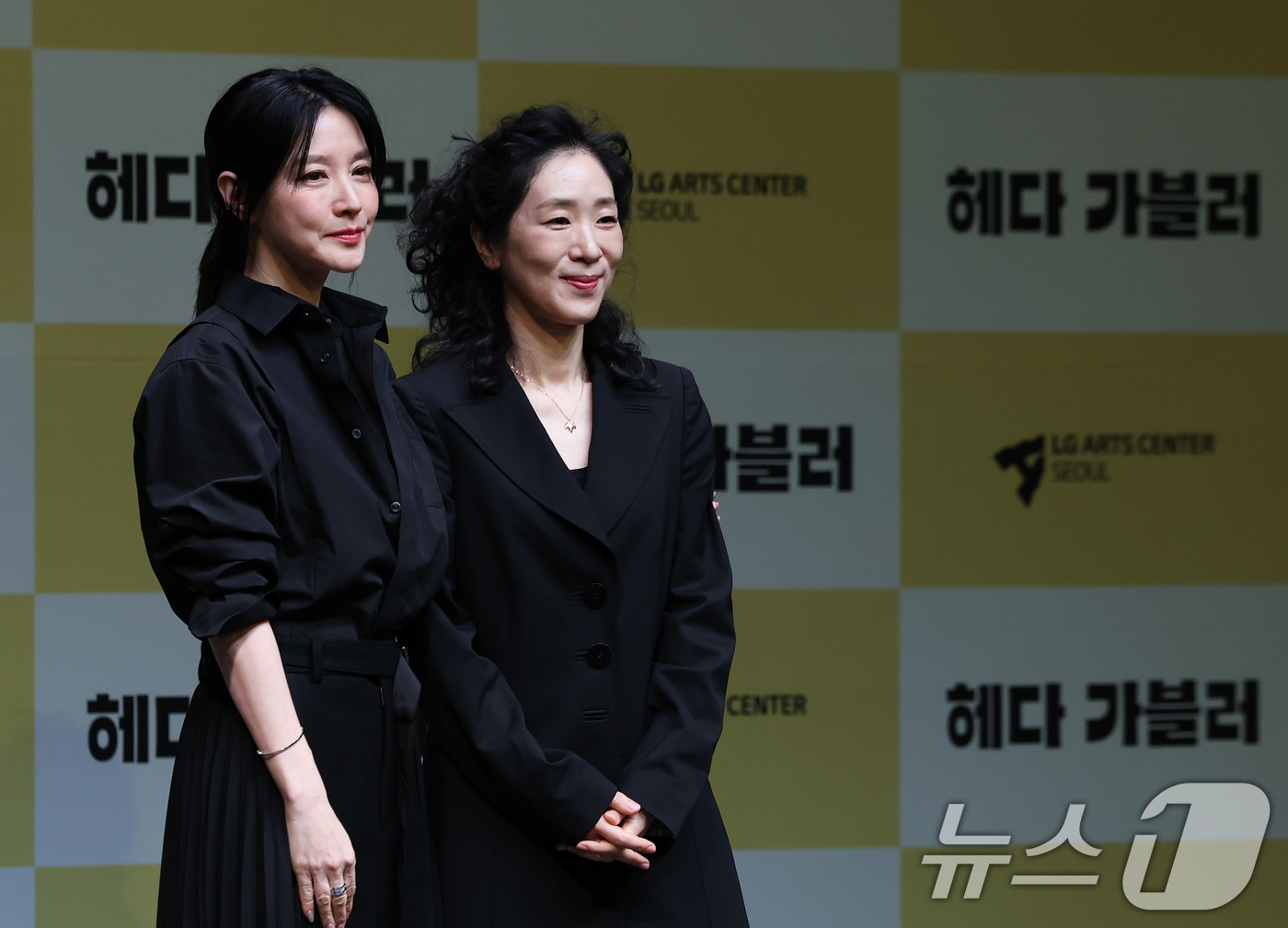 (서울=뉴스1) 오대일 기자 = 32년 만에 연극 무대에 복귀하는 배우 이영애와 백지원이 8일 오후 서울 강서구 LG아트센터에서 열린 연극 ‘헤다 가블러’(연출 전인철) 제작발표회 …