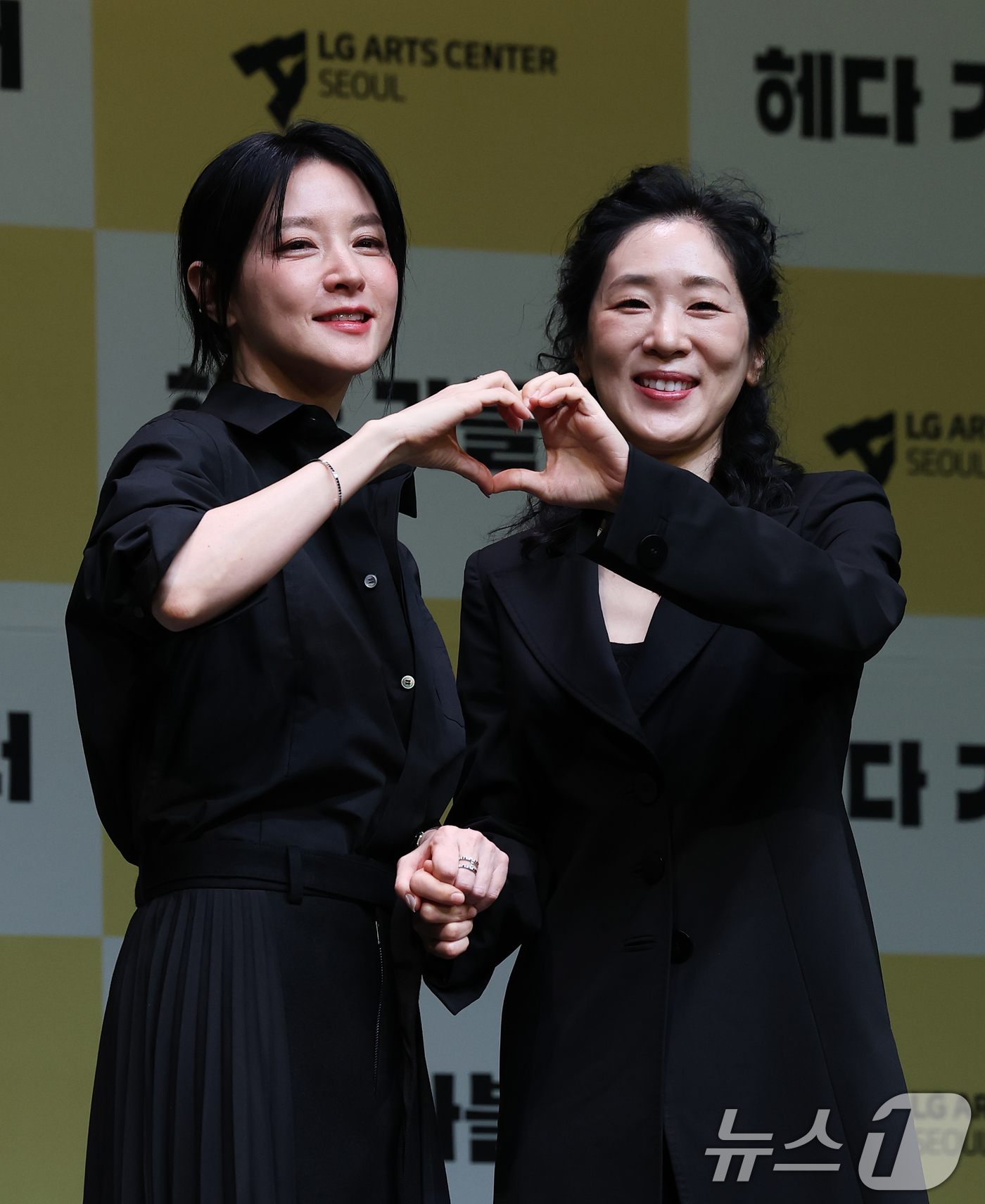 (서울=뉴스1) 오대일 기자 = 32년 만에 연극 무대에 복귀하는 배우 이영애와 백지원이 8일 오후 서울 강서구 LG아트센터에서 열린 연극 ‘헤다 가블러’(연출 전인철) 제작발표회 …