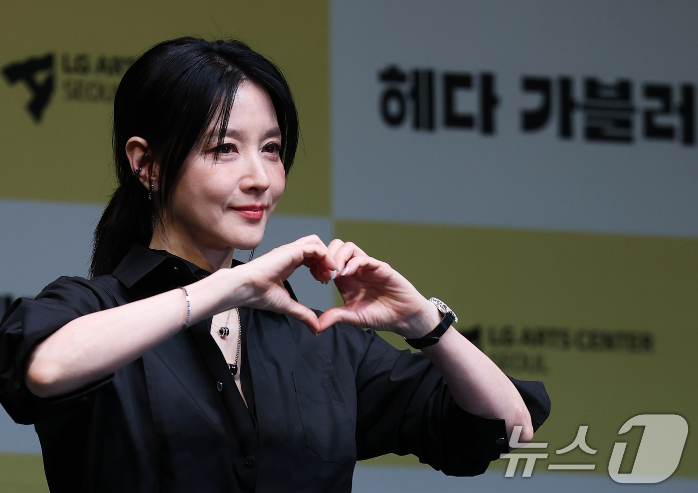 (서울=뉴스1) 오대일 기자 = 32년 만에 연극 무대에 복귀하는 배우 이영애가 8일 오후 서울 강서구 LG아트센터에서 열린 연극 ‘헤다 가블러’(연출 전인철) 제작발표회에서 포즈 …