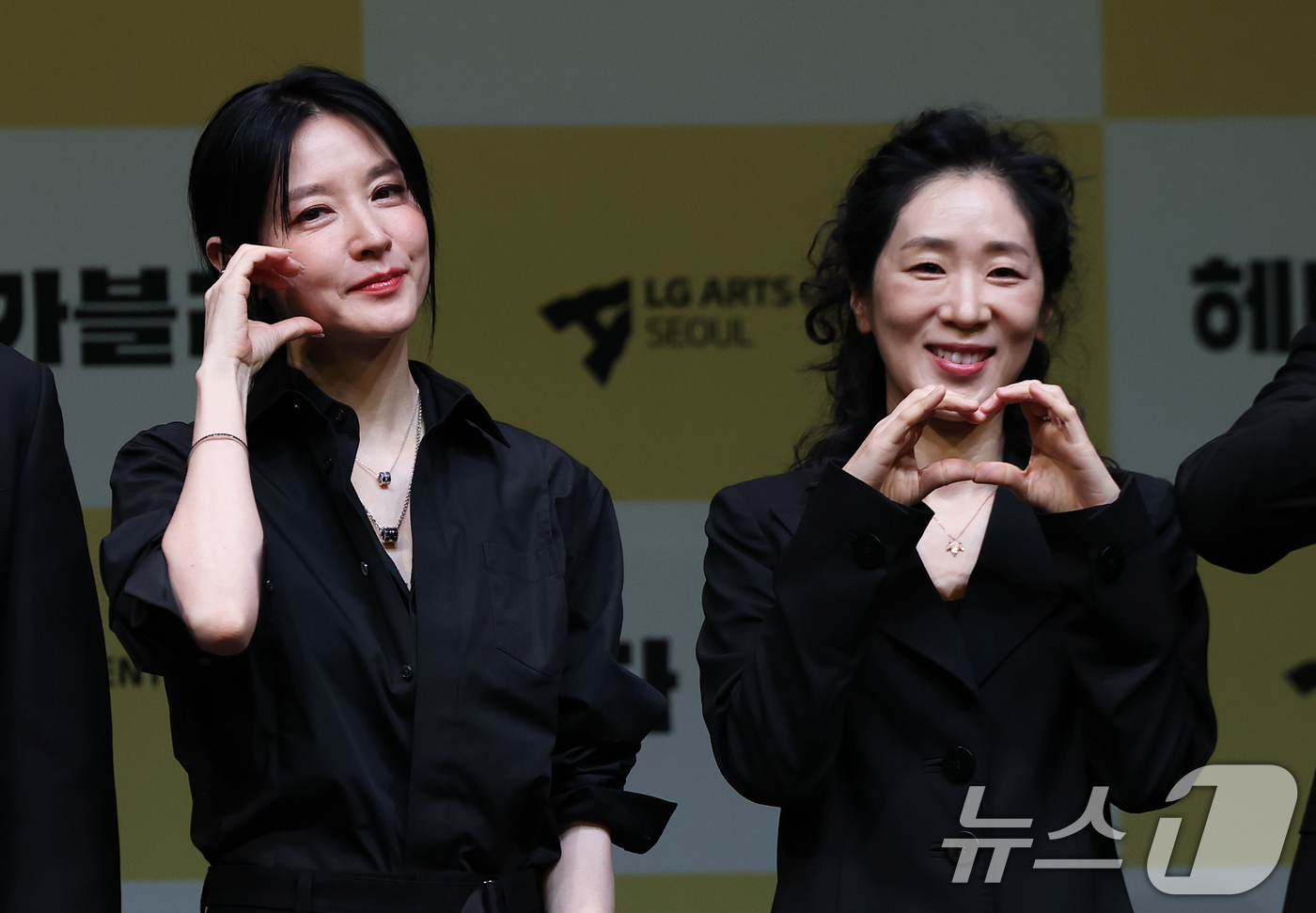 (서울=뉴스1) 오대일 기자 = 32년 만에 연극 무대에 복귀하는 배우 이영애와 백지원이 8일 오후 서울 강서구 LG아트센터에서 열린 연극 ‘헤다 가블러’(연출 전인철) 제작발표회 …