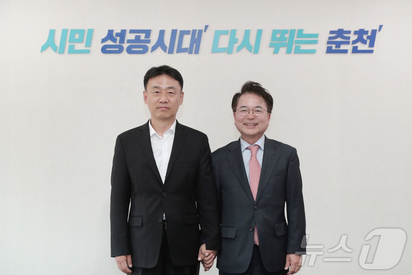 (춘천=뉴스1) 한귀섭 기자 = 8일 강원 춘천시청 중회의실에서 육동한(사진 오른쪽) 춘천시장, 이상주 국토교통부 국토도시실장이 기업혁신파크 조성에 대한 논의를 진행한 뒤 기념촬영 …