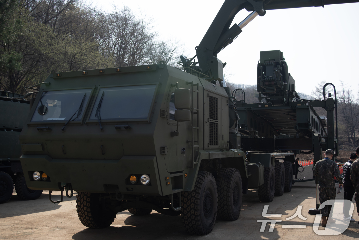 (서울=뉴스1) = 방위사업청이 충북 음성에서 우리 군의 작전 수행 능력을 한층 끌어올릴 ‘한국형 전술교량-II Block-I’의 시제 장비 출고식을 8일 개최했다.사진은 전술교량 …