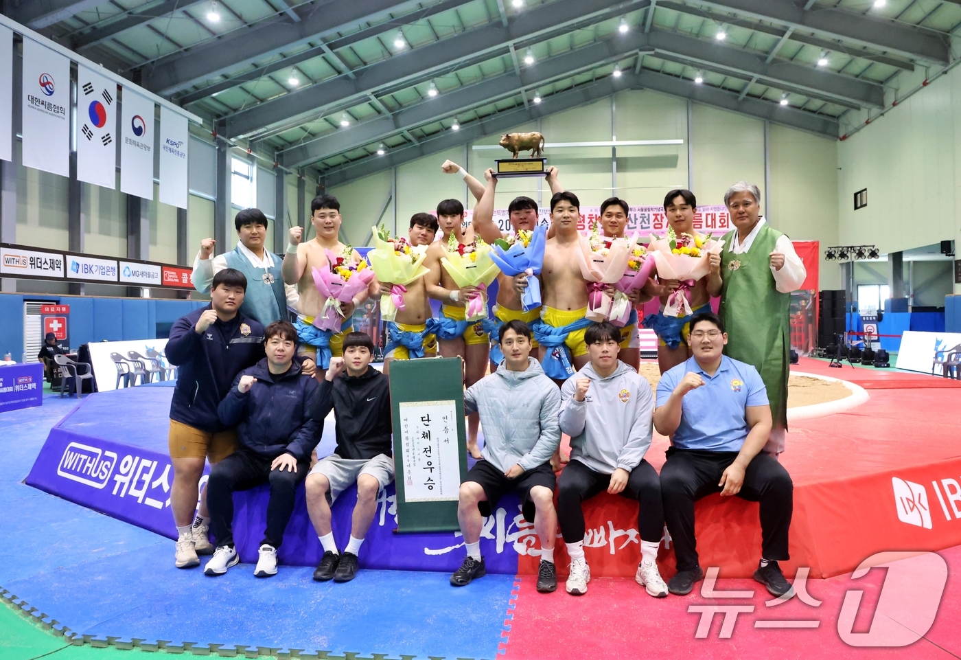 (서울=뉴스1) = 8일 강원 평창군 진부생활체육관에서 열린 '위더스제약 2025 민속씨름 평창오대산천장사씨름대회' 남자부 단체전에서 우승한 울주군청(울산광역시)이 단체 기념 촬영 …
