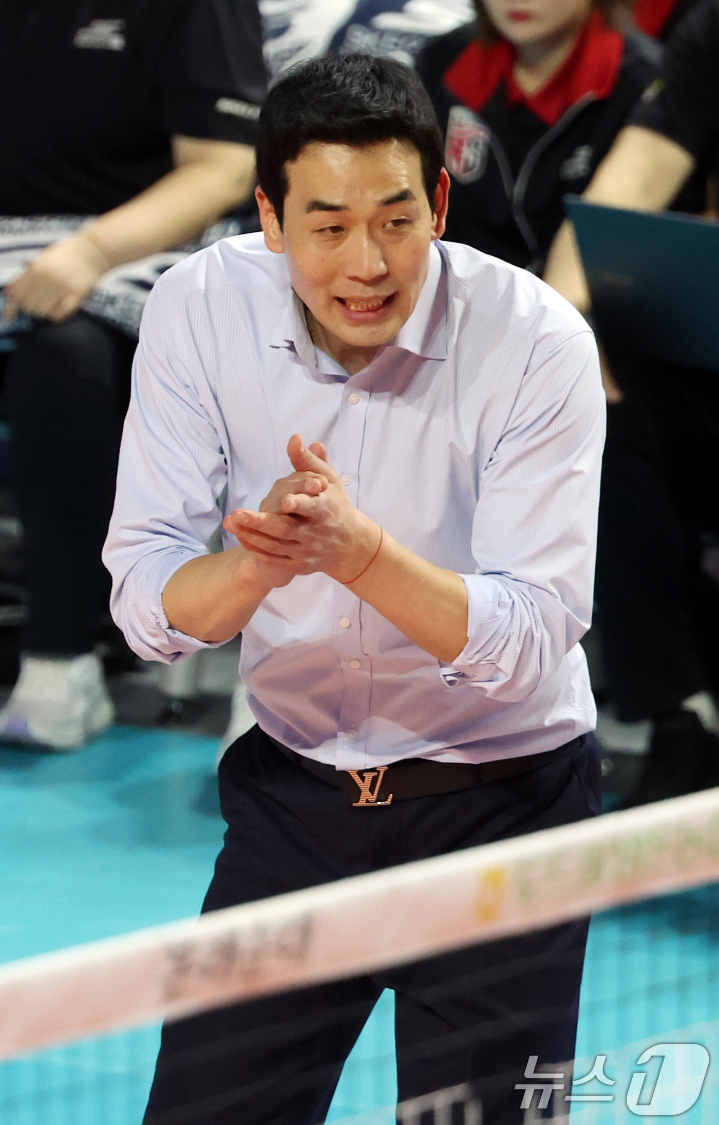 (인천=뉴스1) 김명섭 기자 = 8일 오후 인천시 부평구 삼산월드체육관에서 열린 도드람 V리그 여자부 챔피언결정전 5차전 흥국생명과 정관장의 경기에서 정관장 고희진 감독이 작전지시 …