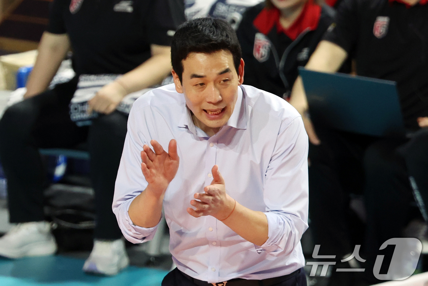 (인천=뉴스1) 김명섭 기자 = 8일 오후 인천시 부평구 삼산월드체육관에서 열린 도드람 V리그 여자부 챔피언결정전 5차전 흥국생명과 정관장의 경기에서 정관장 고희진 감독이 작전지시 …