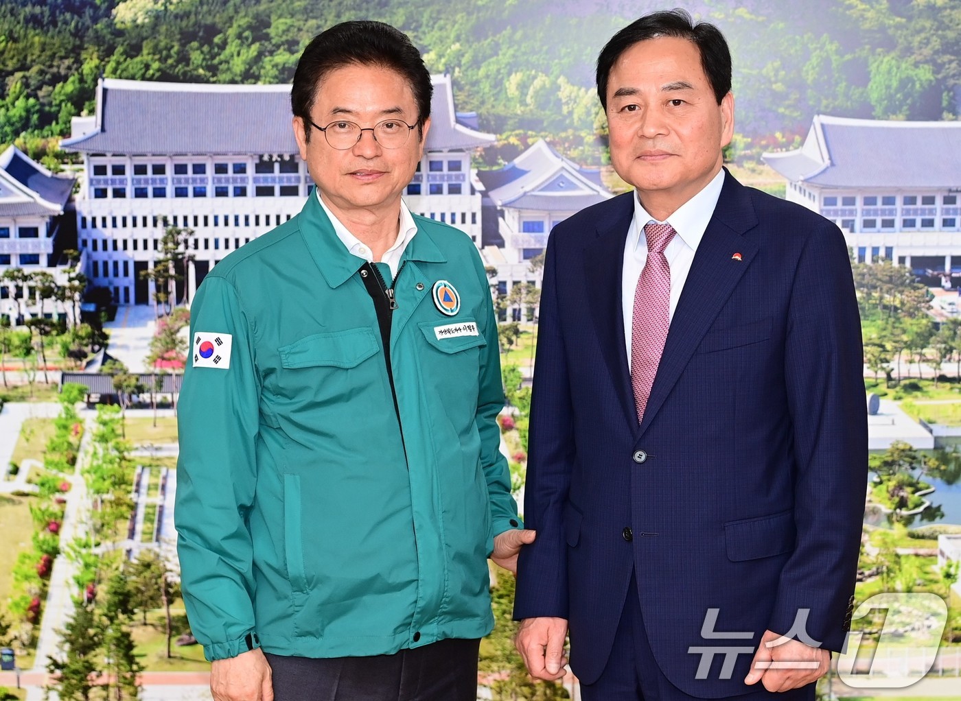 (김천=뉴스1) 정우용 기자 = 배낙호 경북 김천시장(오른쪽)이 지난 8일 경북도청을 방문해 이철우 지사와 함께 사진을 찍고 있다.배 시장은 이날 경북지사와 경북도의장을 만나 지역 …