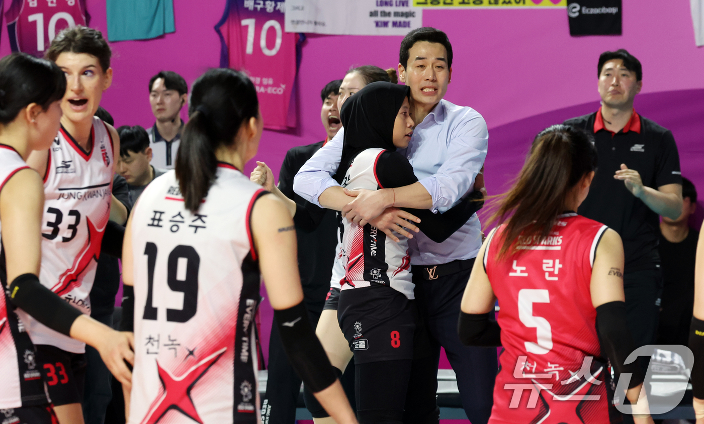 (인천=뉴스1) 김명섭 기자 = 8일 오후 인천시 부평구 삼산월드체육관에서 열린 도드람 V리그 여자부 챔피언결정전 5차전 흥국생명과 정관장의 경기에서 정관장 고희진 감독이 메가를 …