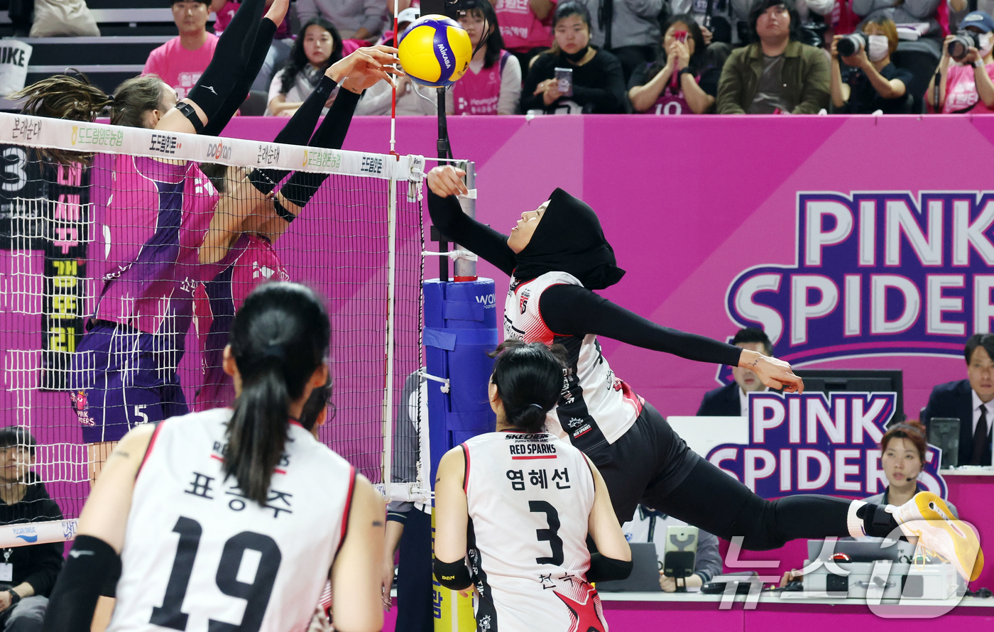 (인천=뉴스1) 김명섭 기자 = 8일 오후 인천시 부평구 삼산월드체육관에서 열린 도드람 V리그 여자부 챔피언결정전 5차전 흥국생명과 정관장의 경기에서 정관장 메가가 공을 넘기고 있 …