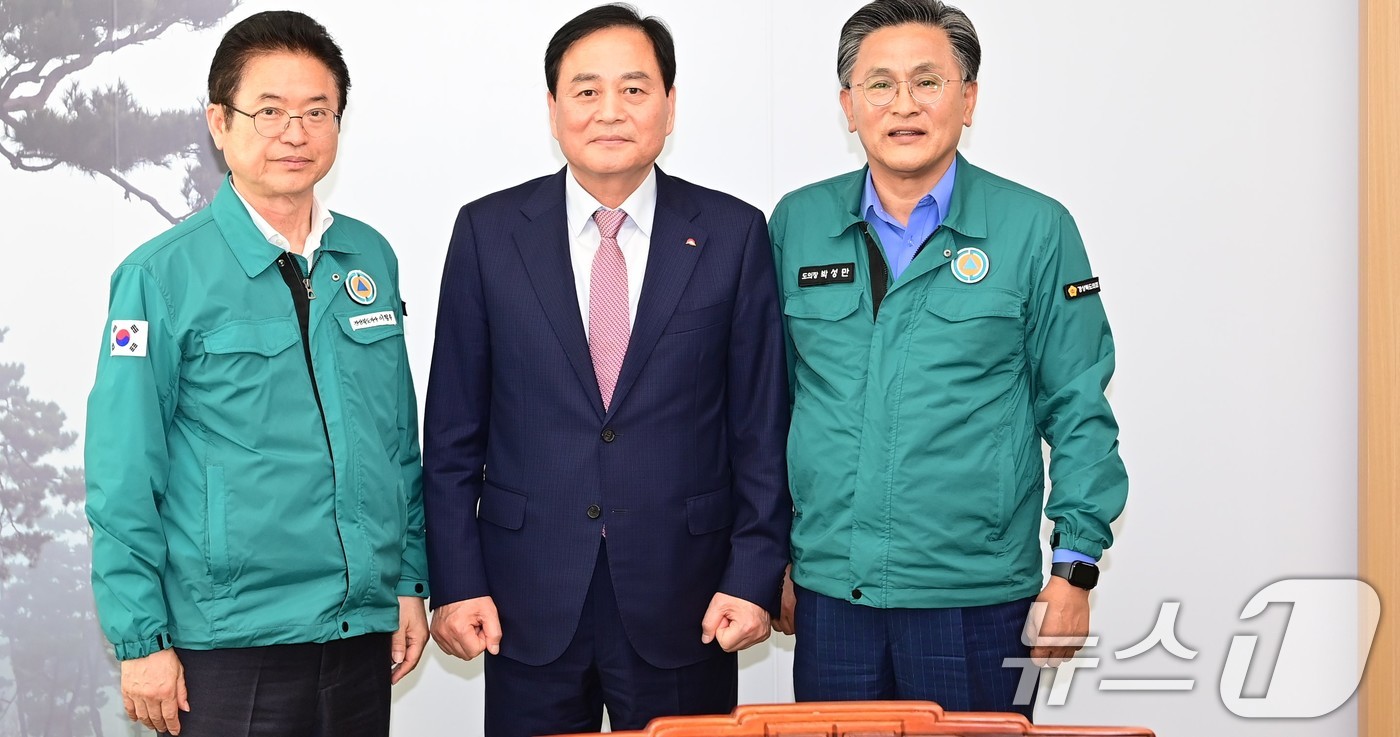 (김천=뉴스1) 정우용 기자 = 배낙호 경북 김천시장(가운데)이 지난 8일 이철우 경북지사(왼쪽), 박성만 도의장과 사진을 찍고 있다.배 시장은 이날 경북지사와 경북도의장을 만나 …