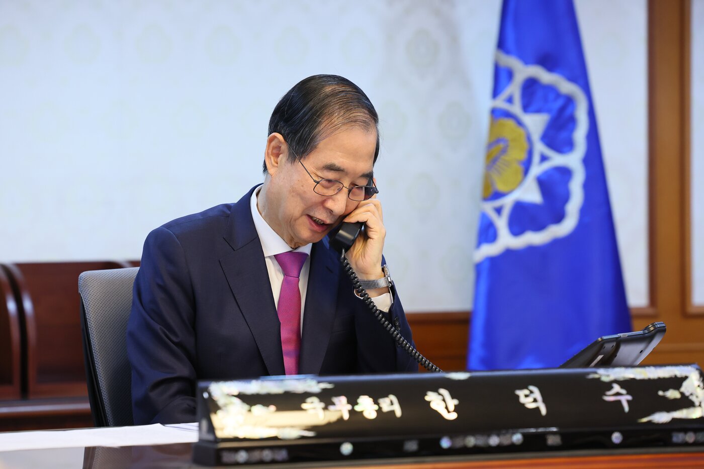 본문 이미지 - 한덕수 대통령 권한대행 국무총리가 8일 정부서울청사에서 도널드 트럼프 미국 대통령과 전화 통화를 하고 있다. 이날 통화에서 한국의 대미 무역 흑자 축소, 조선 협력, 미국산 액화천연가스&#40;LNG&#41; 구매, 알래스카 파이프라인 합작투자, 방위비 분담금 인상 등이 논의됐다.  &#40;국무총리실 제공. 재판매 및 DB 금지&#41; 2025.4.8/뉴스1