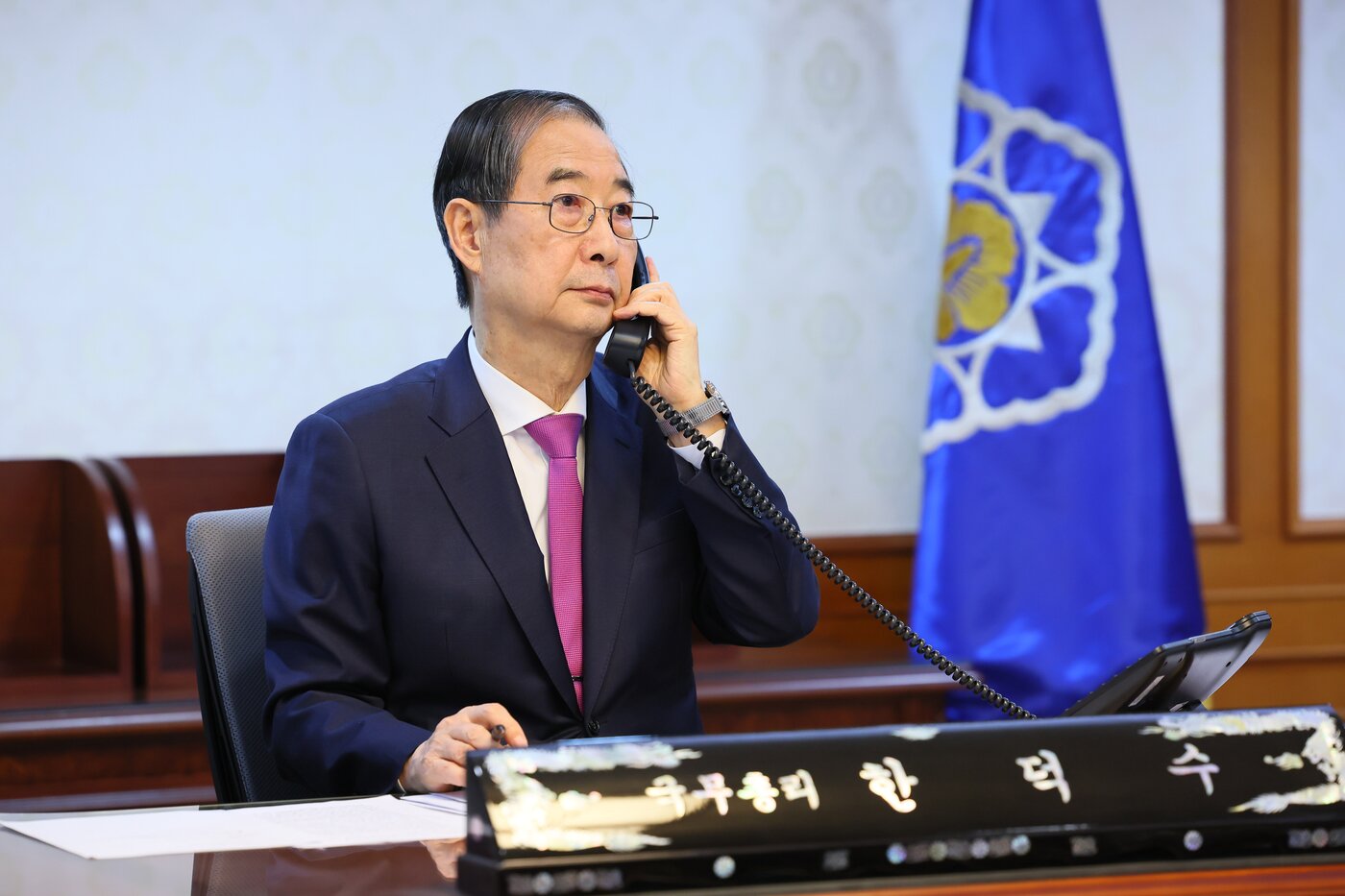 본문 이미지 - 한덕수 대통령 권한대행 국무총리가 8일 정부서울청사에서 도널드 트럼프 미국 대통령과 전화 통화를 하고 있다.&#40;국무총리실 제공. 재판매 및 DB 금지&#41; 2025.4.8/뉴스1