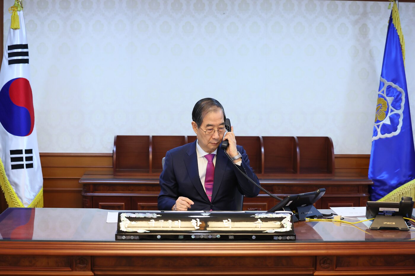 본문 이미지 - 한덕수 대통령 권한대행 국무총리가 8일 정부서울청사에서 도널드 트럼프 미국 대통령과 전화 통화를 하고 있다.&#40;국무총리실 제공. 재판매 및 DB 금지&#41; 2025.4.8/뉴스1