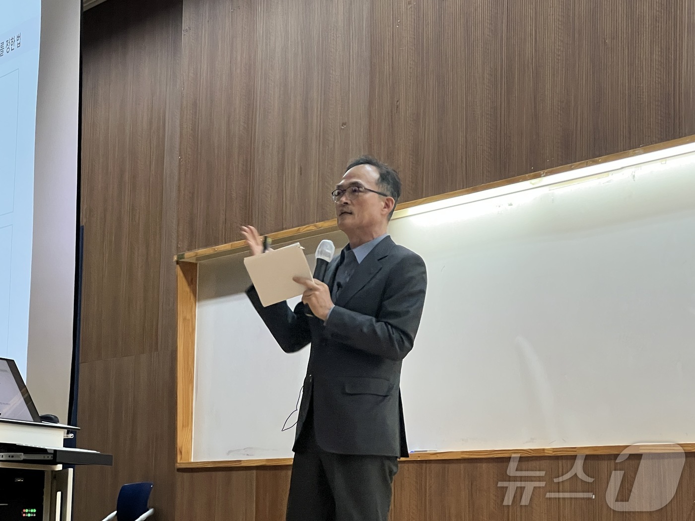 (서울=뉴스1) 김민수 기자 = 문무일 전 검찰총장이 8일 오후 서울 마포구 서강대학교 정하상관에서 '민주주의와 법률가의 역할'을 주제로 특별강연하고 있다. 2025.04.08/뉴 …