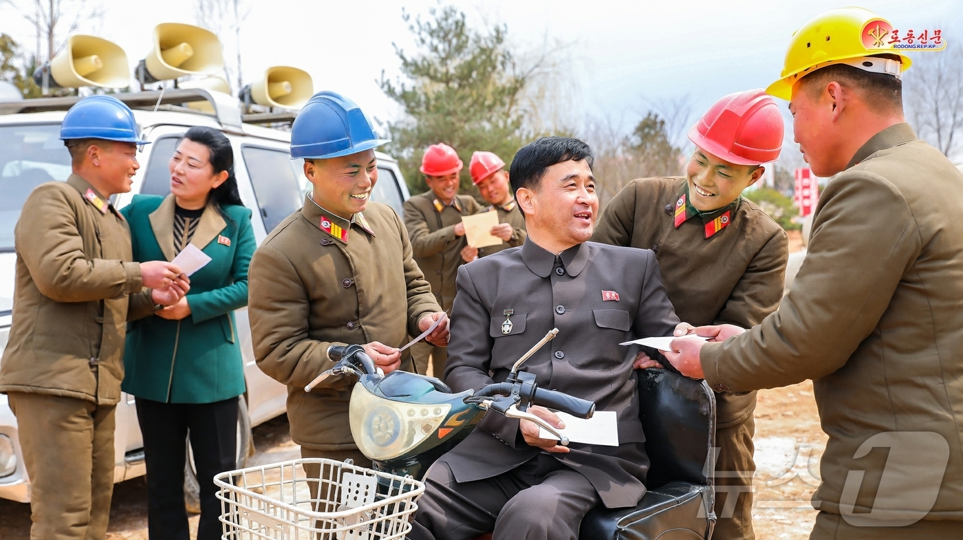 (평양 노동신문=뉴스1) = 북한 노동당 기관지 노동신문은 9일 지방공업공장 건설장에서 일하는 조선인민군들이 "지방변혁의 새시대를 위해 장엄한 투쟁"을 하고 있다고 보도했다. [국 …
