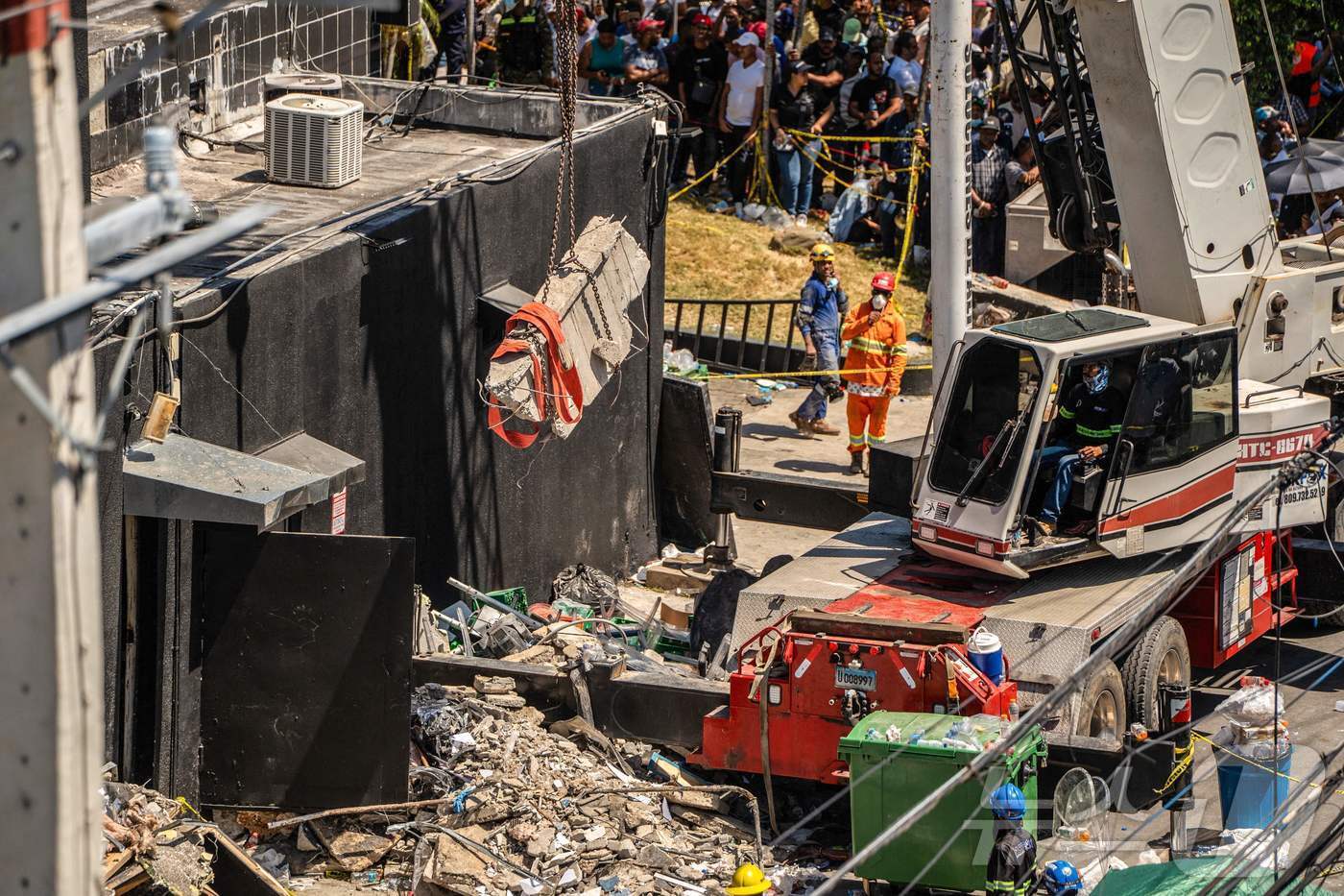 본문 이미지 - 8일(현지시간) 카리브해 섬나라인 도미니카공화국 산토도밍고에 있는 제트세트 클럽 나이트클럽에서 지붕 붕괴 사고가 발생해 최소 58명이 숨진 현장의 모습이 보인다. 2025.04.09 ⓒ AFP=뉴스1 ⓒ News1 우동명 기자