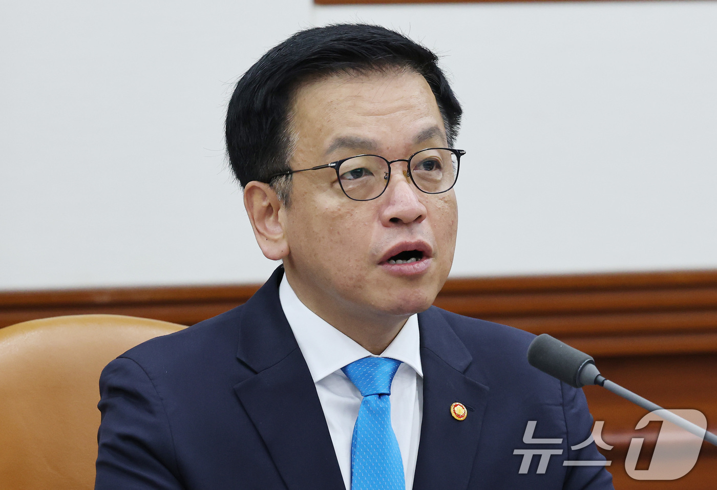 (서울=뉴스1) 임세영 기자 = 최상목 경제부총리 겸 기획재정부 장관이 9일 서울 종로구 정부서울청사에서 열린 경제관계장관회의 겸 산업경쟁력강화 관계장관회의에서 모두발언을 하고 있 …