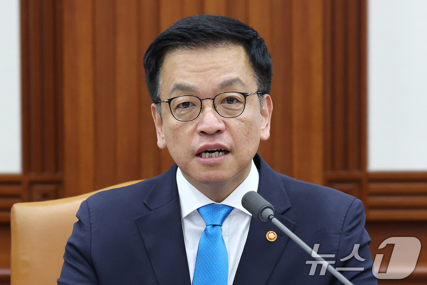 (서울=뉴스1) 임세영 기자 = 최상목 경제부총리 겸 기획재정부 장관이 9일 서울 종로구 정부서울청사에서 열린 경제관계장관회의 겸 산업경쟁력강화 관계장관회의에서 모두발언을 하고 있 …