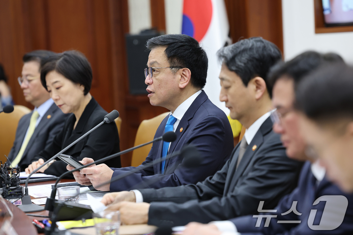 (서울=뉴스1) 임세영 기자 = 최상목 경제부총리 겸 기획재정부 장관이 9일 서울 종로구 정부서울청사에서 열린 경제관계장관회의 겸 산업경쟁력강화 관계장관회의에서 모두발언을 하고 있 …
