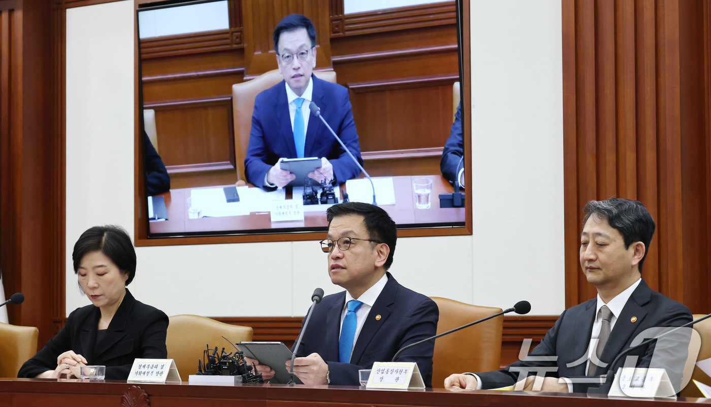 (서울=뉴스1) 임세영 기자 = 최상목 경제부총리 겸 기획재정부 장관이 9일 서울 종로구 정부서울청사에서 열린 경제관계장관회의 겸 산업경쟁력강화 관계장관회의에서 모두발언을 하고 있 …