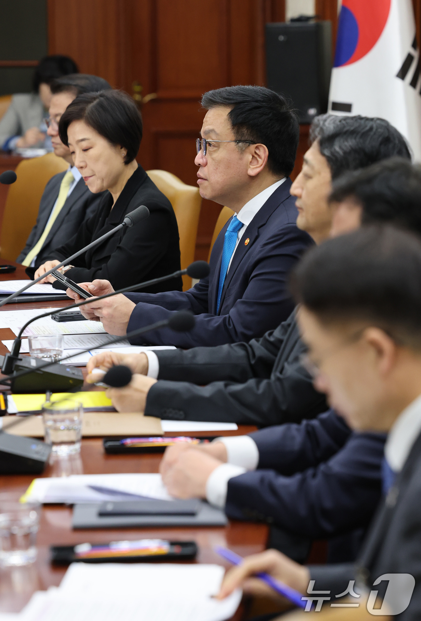 (서울=뉴스1) 임세영 기자 = 최상목 경제부총리 겸 기획재정부 장관이 9일 서울 종로구 정부서울청사에서 열린 경제관계장관회의 겸 산업경쟁력강화 관계장관회의에서 모두발언을 하고 있 …