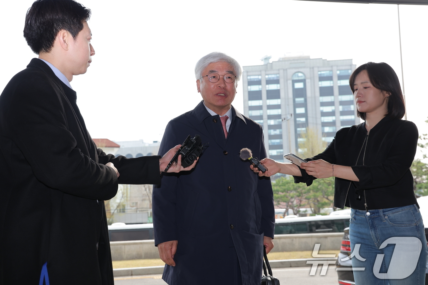 (서울=뉴스1) 박정호 기자 = 마은혁 헌법재판관이 9일 오전 서울 종로구 헌법재판소에 첫 출근하며 취재진과 인터뷰하고 있다.마 재판관은 이날 오전 취임식을 갖는다. 2025.4. …