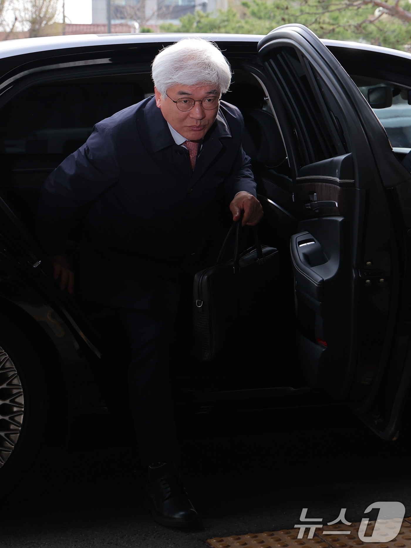 (서울=뉴스1) 박정호 기자 = 마은혁 헌법재판관이 9일 오전 서울 종로구 헌법재판소에 첫 출근하고 있다.마 재판관은 이날 오전 취임식을 갖는다. 2025.4.9/뉴스1