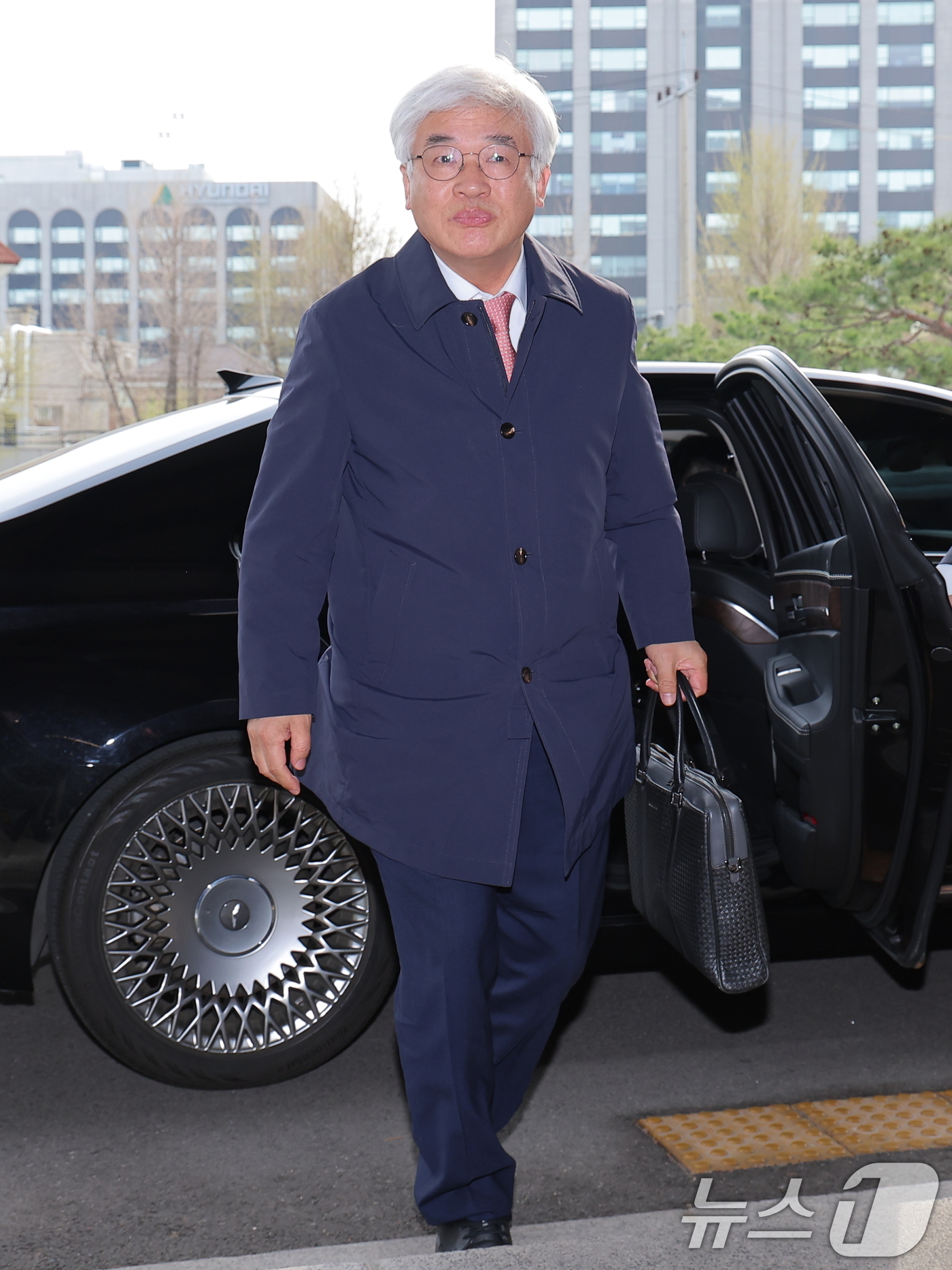 (서울=뉴스1) 박정호 기자 = 마은혁 헌법재판관이 9일 오전 서울 종로구 헌법재판소에 첫 출근하고 있다.마 재판관은 이날 오전 취임식을 갖는다. 2025.4.9/뉴스1