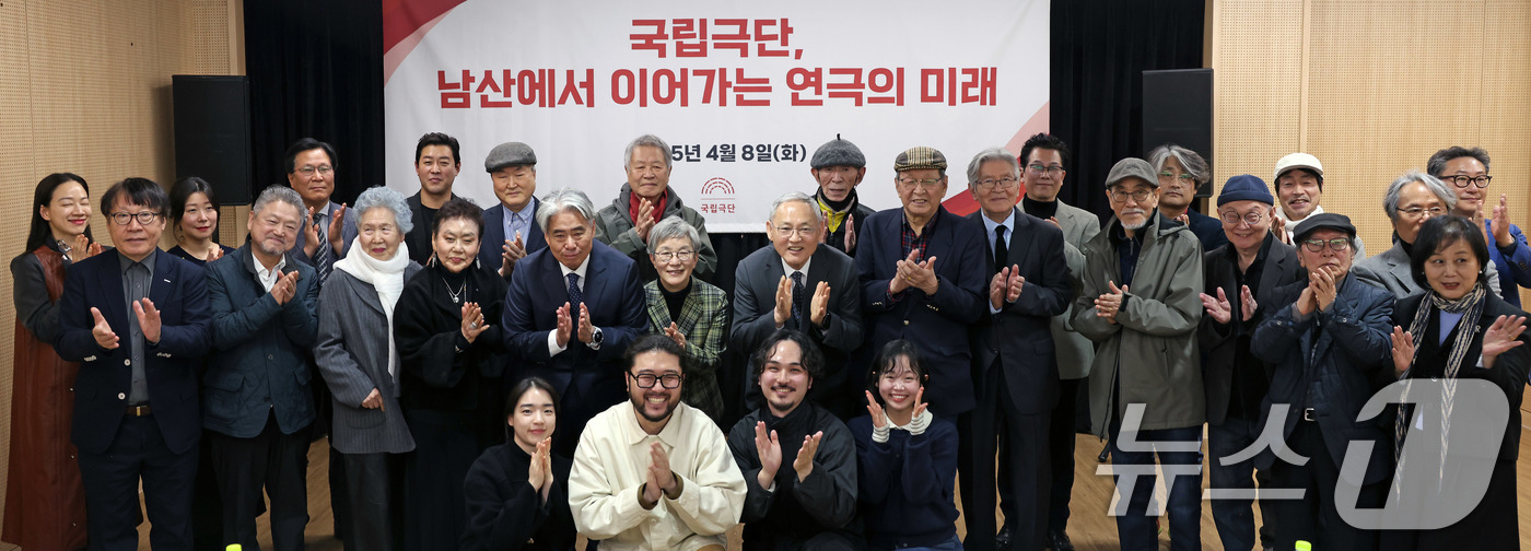 (서울=뉴스1) = 유인촌 문화체육관광부 장관이 지난 8일 서울 중구 국립극장 내 국립극단(구 공연예술박물관) 공연연습실에서 ‘국립극단, 남산에서 이어가는 연극의 미래’를 주제로 …