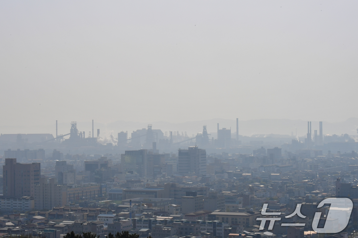 (포항=뉴스1) 최창호 기자 = 9일 오전 경북 포항시 전역이 희뿌연 초미세먼지에 덮여있다.오전 포항 미세먼지 86㎍/m³ 나쁨 수준이다.  2025.4.9/뉴스1