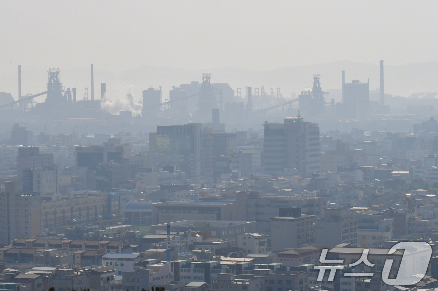 (포항=뉴스1) 최창호 기자 = 9일 오전 경북 포항시 전역이 희뿌연 초미세먼지에 덮여있다.오전 포항 미세먼지 86㎍/m³ 나쁨 수준이다. 2025.4.9/뉴스1